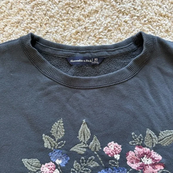 Abercrombie Embroidered Floral Cropped Fleece Sweatshirt XS Boho Cottage Fairy - Picture 2 of 8